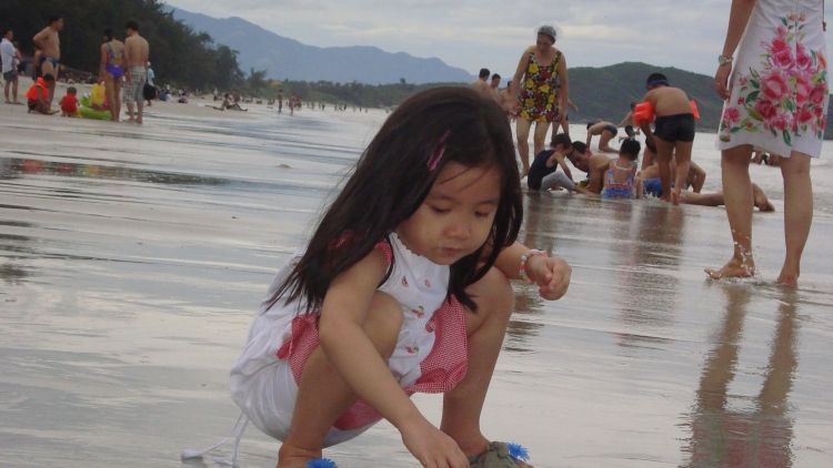 Cùng con đi biển an toàn