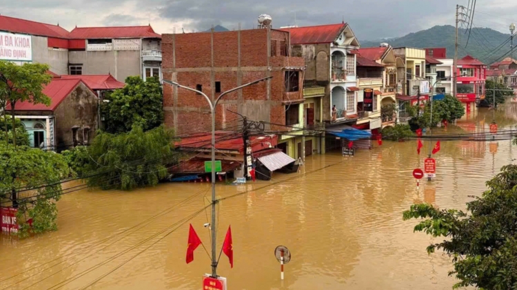 Nước lũ rút chậm, người dân Lạng Sơn chưa thể trở về nhà