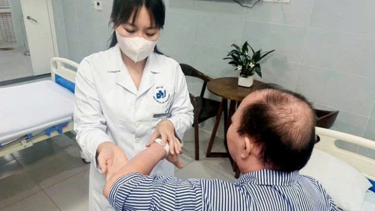 Bệnh nhân vảy nến gặp biến chứng nặng do tự ý dùng thuốc