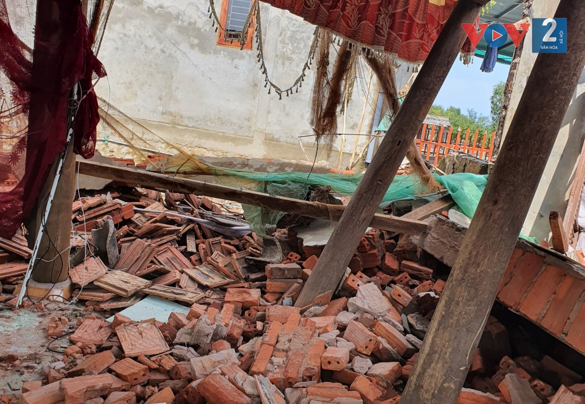 Nhiều ngôi nhà tại xã Hồng Thủy, huyện Lệ Thủy, tỉnh Quảng Bình bị đổ sập, gió thổi bay mái ngói sau lũ.