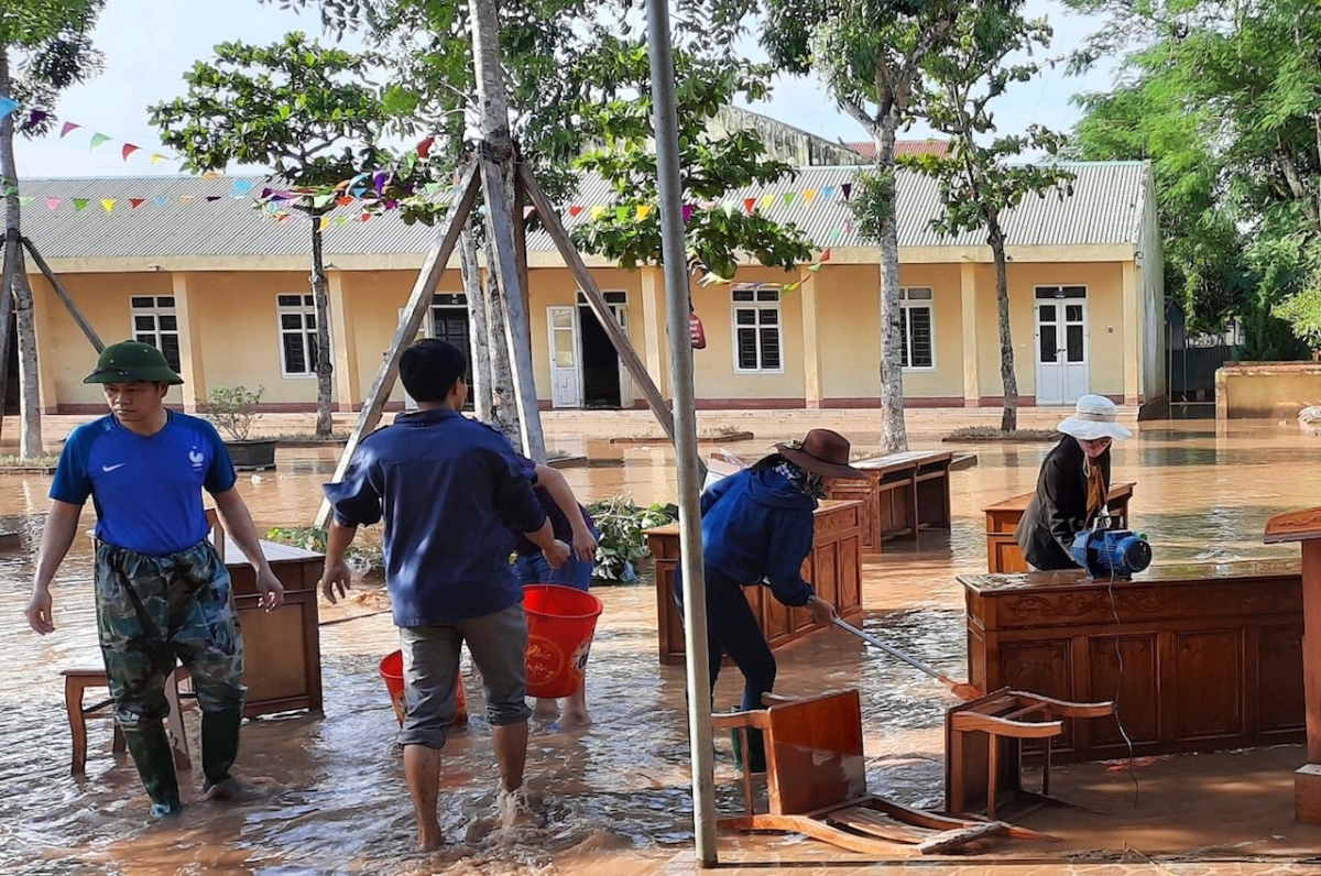 Các chiến sĩ và thầy cô trường Tiểu học Cẩm Duệ, xã Cẩm Duệ, huyện Cẩm Xuyên dọn dẹp trường lớp ngay khi nước rút