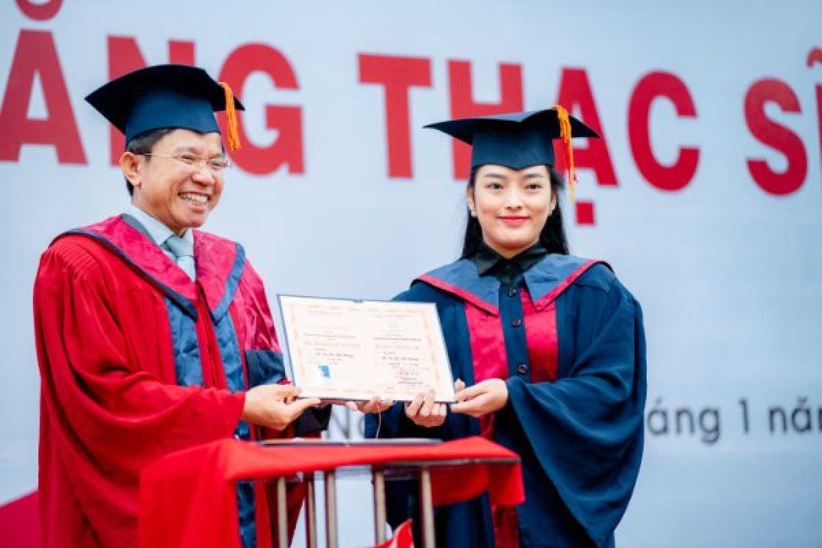 GS.TS Hoàng Anh Tuấn - Hiệu trưởng Trường ĐHKHXHVNV ĐH Quốc gia Hà Nội trao bằng thạc sỹ cho học viên 