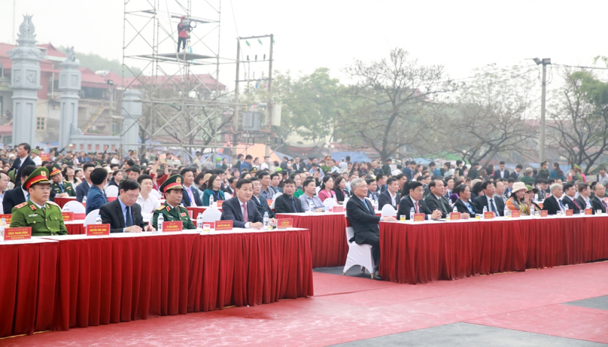 Các đại biểu và nhân dân dự lễ khai mạc.