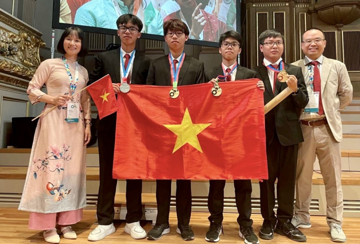 Đinh Cao Sơn (thứ hai từ phải sang) cùng các thành viên của đoàn Việt Nam tại Olympic Hóa học quốc tế tổ chức ở Thụy Sĩ.