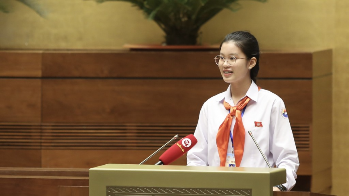  Tại phiên họp giả định "Quốc hội trẻ em" diễn ra tại Hội trường Diên Hồng (nhà Quốc hội) năm 2023, em Đặng Cát Tiên vào vai Chủ tịch Quốc hội điều hành phiên họp