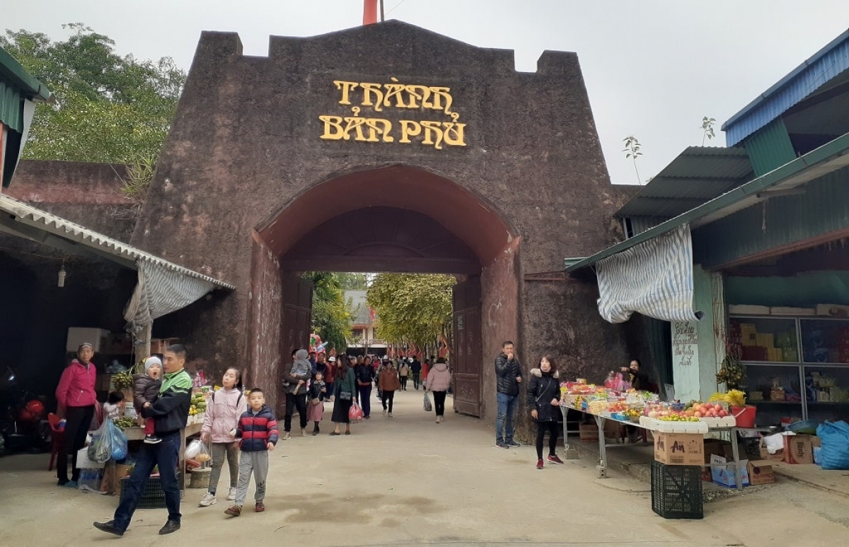 Cổng Thành Bản Phủ tại xã Noọng Hẹt, huyện Điện Biên, tỉnh Điện Biên