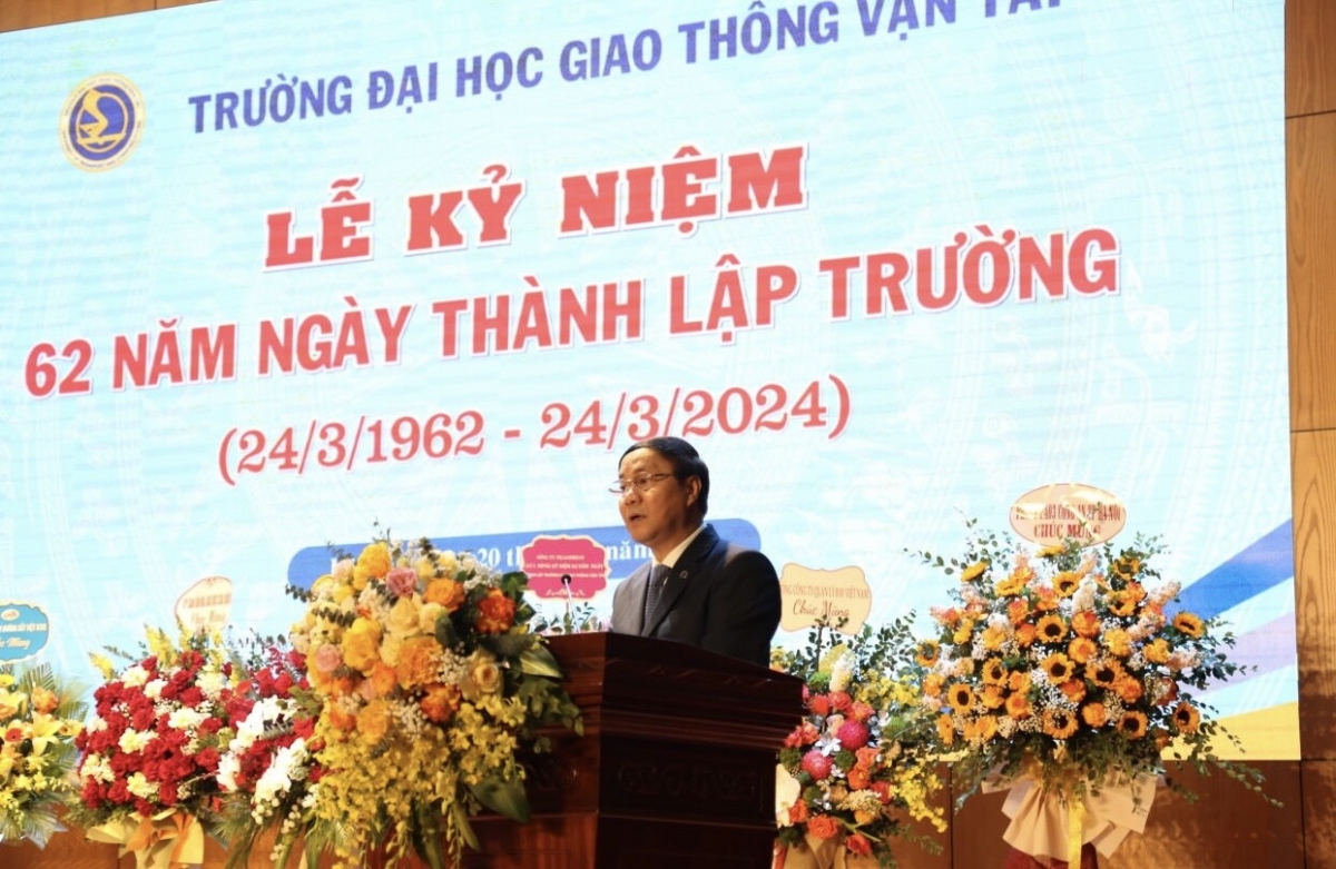 GS.TS Nguyễn Ngọc Long ôn lại chặng đường lịch sử phát triển của nhà trường.