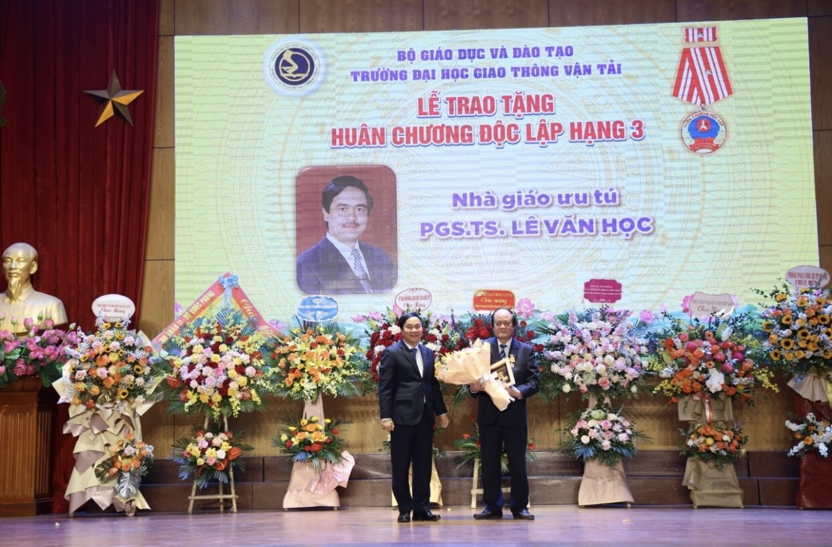GS.TS Nguyễn Ngọc Long tặng hoa chúc mừng GS.TS Lê Văn Học, nguyên Hiệu trưởng trường ĐH GTVT 