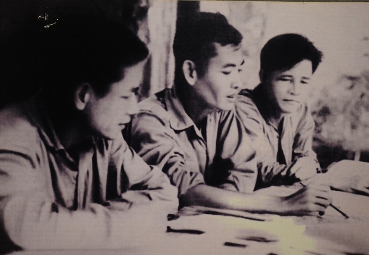 Đại tướng Nguyễn Chí Thanh (ngoài cùng, bên phải) nghe báo cáo tình hình trên chiến trường tại Bộ chỉ huy Miền, năm 1966. Ảnh KT