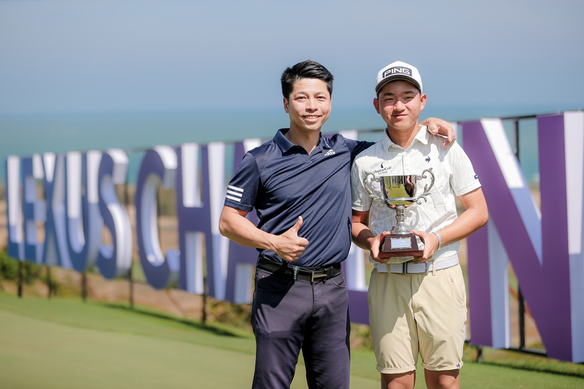 Nguyễn Anh Minh (phải) đạt danh hiệu VĐV nghiệp dư xuất sắc nhất Lexus Challenge