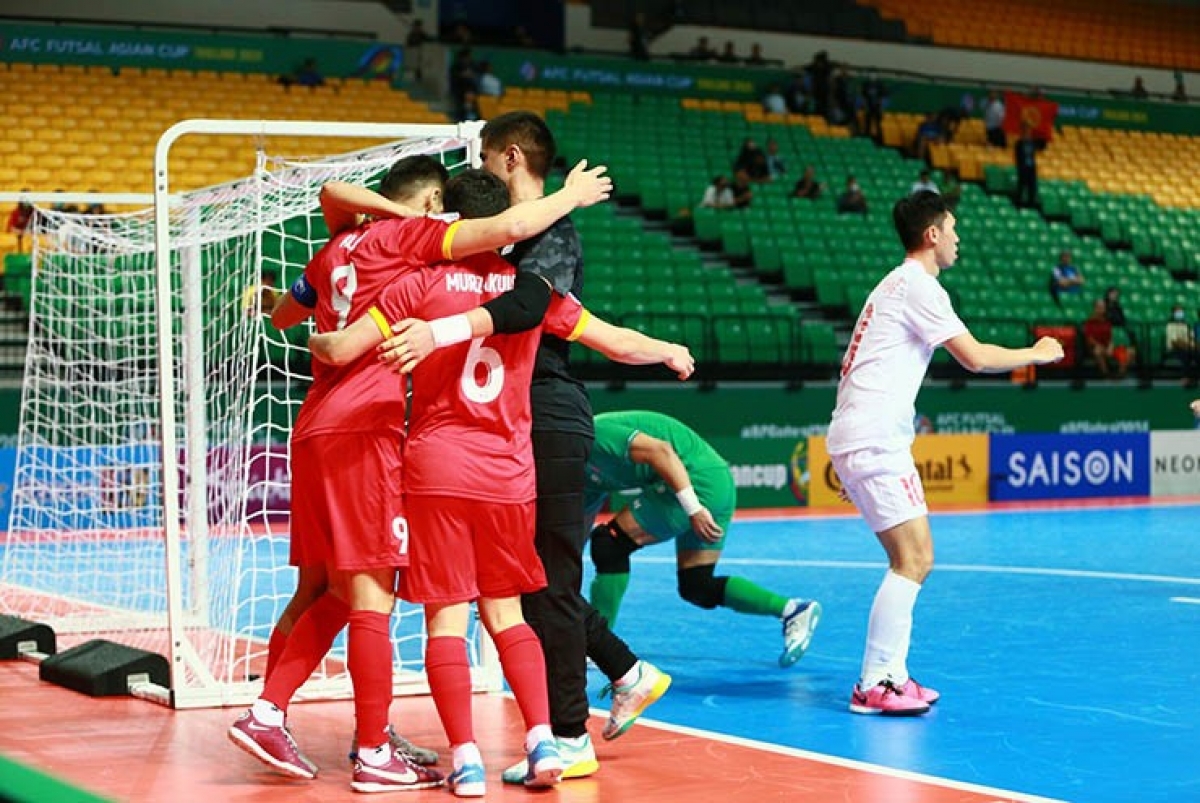 Bị đánh giá thấp hơn nhưng ĐT Futsal Kyrgyzstan mới là những người mở tỉ số của trận đấu