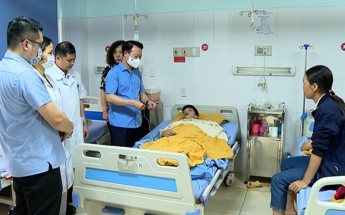 Bí thư Tỉnh ủy Đỗ Đức Duy thăm hỏi các nạn nhân tại Bệnh viện Đa khoa tỉnh - ảnh KT