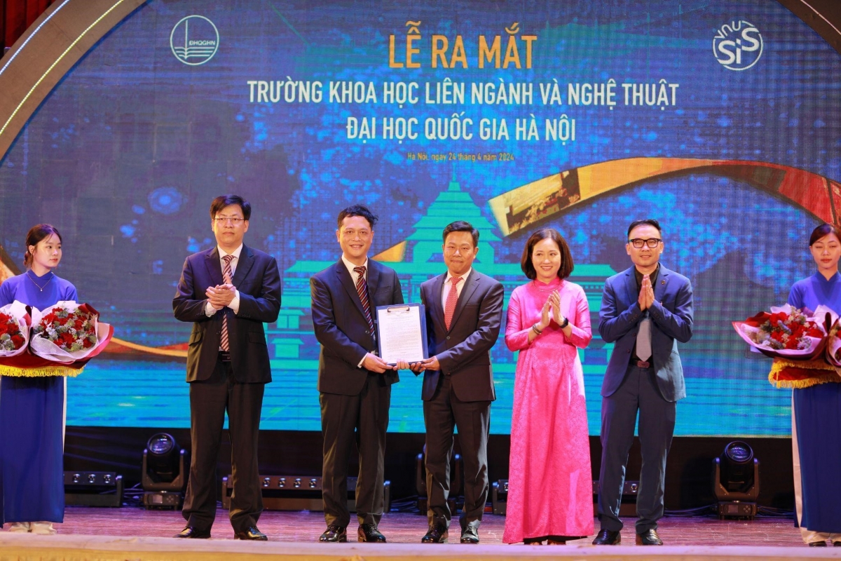 Ra mắt Ban Giám hiệu Trường Khoa học liên ngành và Nghệ thuật, Đại học Quốc gia Hà Nội.