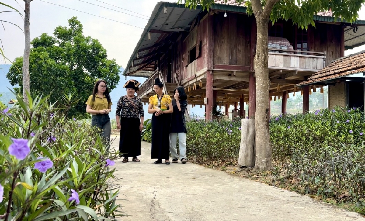 Du khách đến Mường Phăng giờ đây có thể lựa chọn dừng chân tại những bản du lịch cộng đồng, các homestay của bà con bản địa.