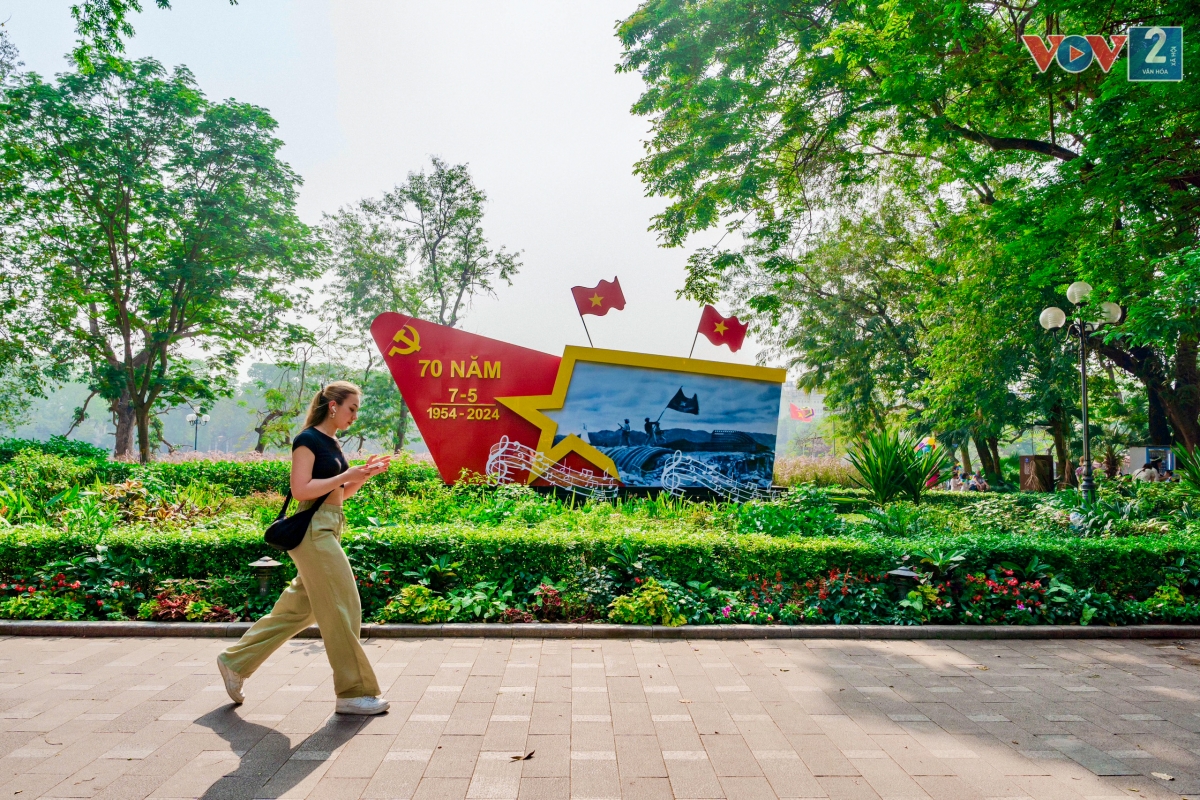 Mô hình cổ động, kỷ niệm 70 năm Chiến thắng Điện Biên Phủ được bố trí xung quanh hồ Hoàn Kiếm để người dân và du khách quốc tế quan tâm, tìm hiểu lịch sử.