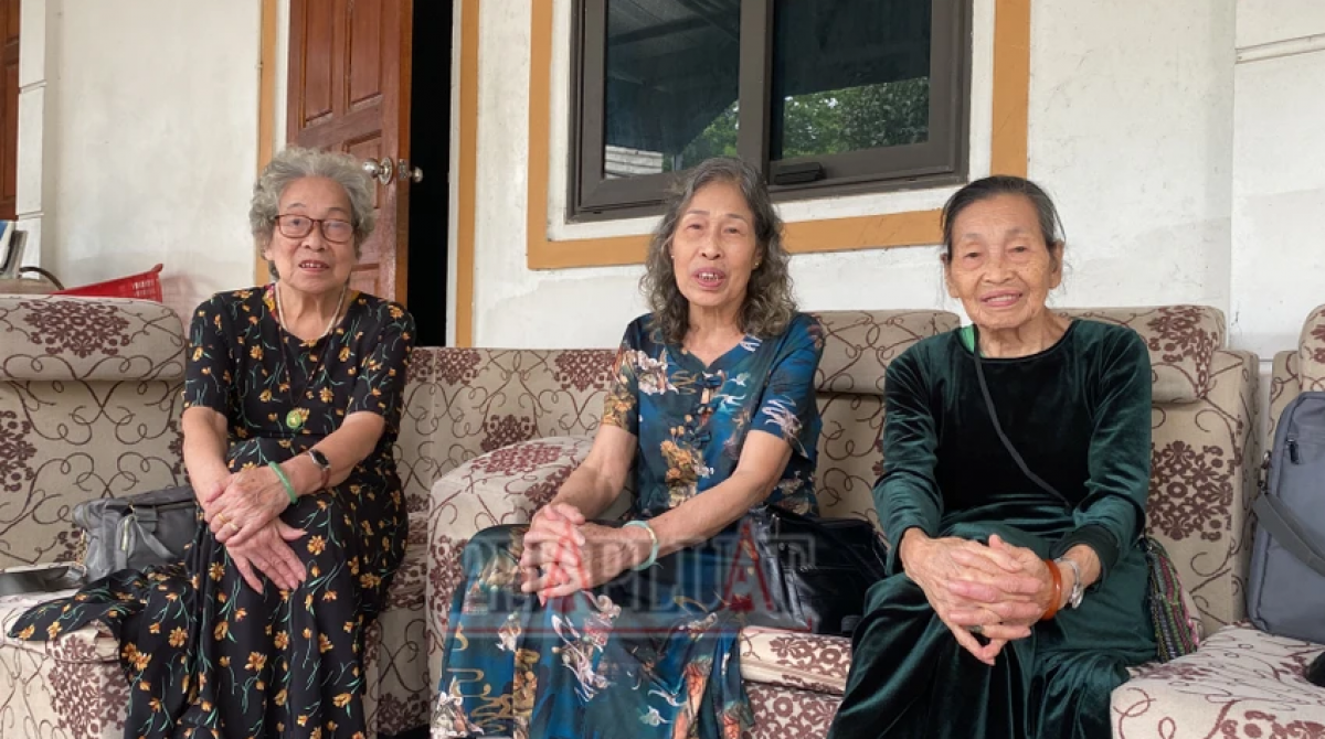 Người chị lớn nhất Nguyễn Thị Việt Nga cùng hai người em Nguyễn Thị Việt Dung
và Nguyễn Thị Việt Kim