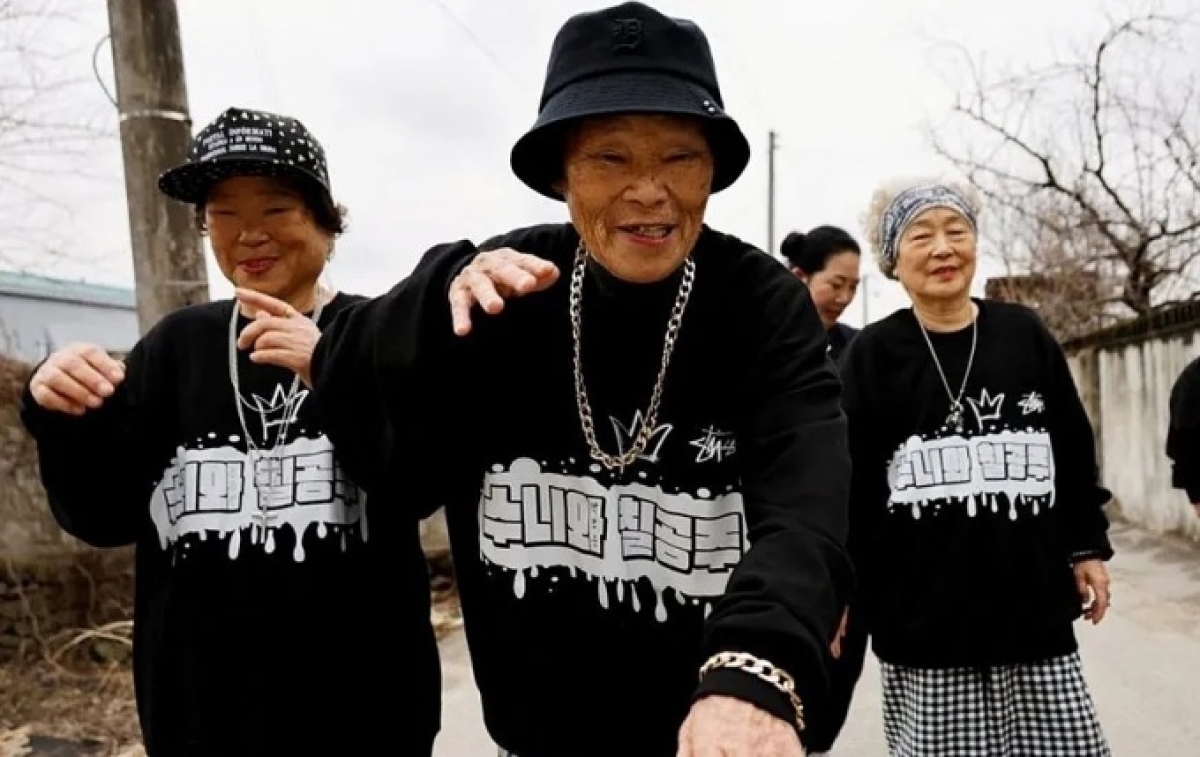 Bà Park Jeom-sun, 81 tuổi, trưởng nhóm (đội mũ đen chính giữa ảnh) cùng các thành viên Hong Sun-yeon, 79 tuổi và Jeong Du-i, 90 tuổi, rap trên đường phố ở Chilgok , Hàn Quốc,