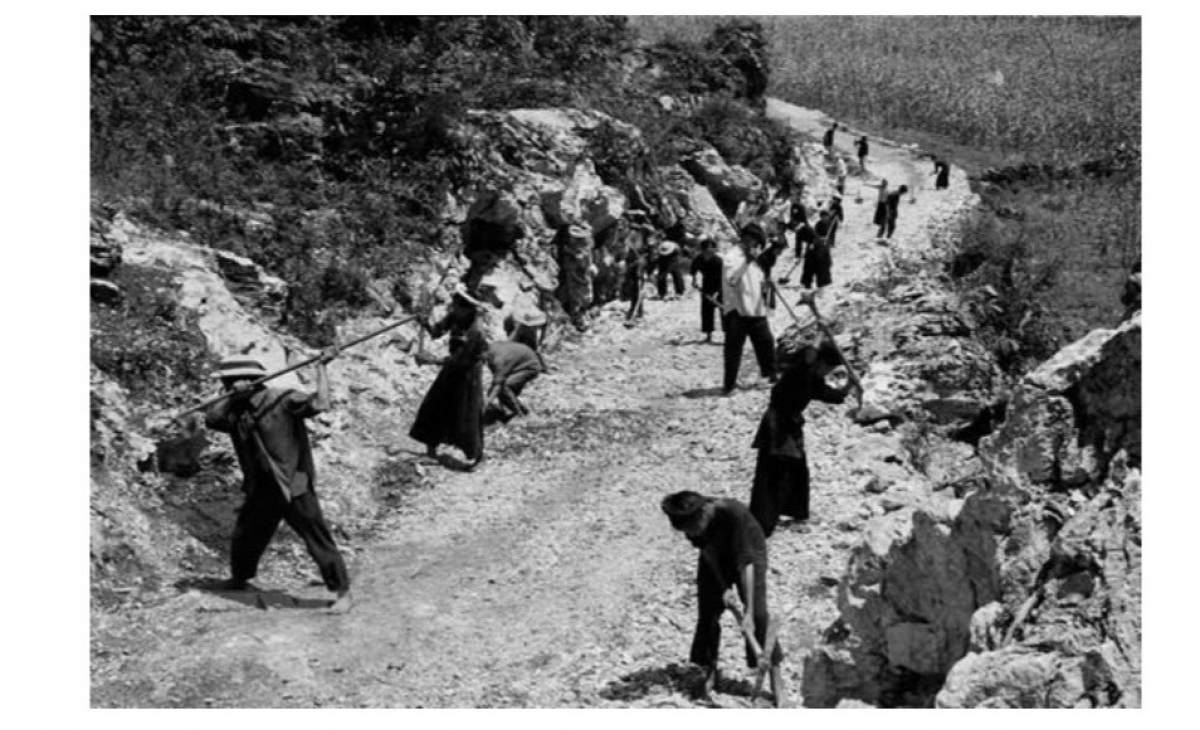 Bức ảnh thanh niên xung phong và nhân dân sửa đèo Lũng Lô, đảm bảo thông suốt vào chiến dịch