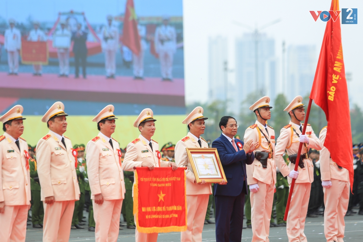 Thủ tướng Phạm Minh Chính trao Danh hiệu Anh hùng Lực lượng vũ trang nhân dân cho lực lượng Cảnh sát cơ động.