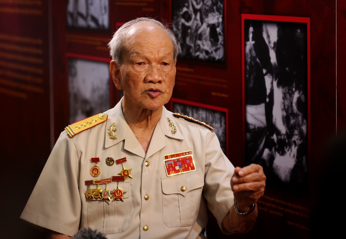 Đại tá Nguyễn Hữu Tài, nguyên Chủ nhiệm Chính trị Trung đoàn 209, Sư đoàn 312, nguyên Phó Cục trưởng Cục Quân huấn, Bộ Tổng tham mưu - người từng trực tiếp tham gia Chiến dịch Điện Biên Phủ chia sẻ tại hội thảo