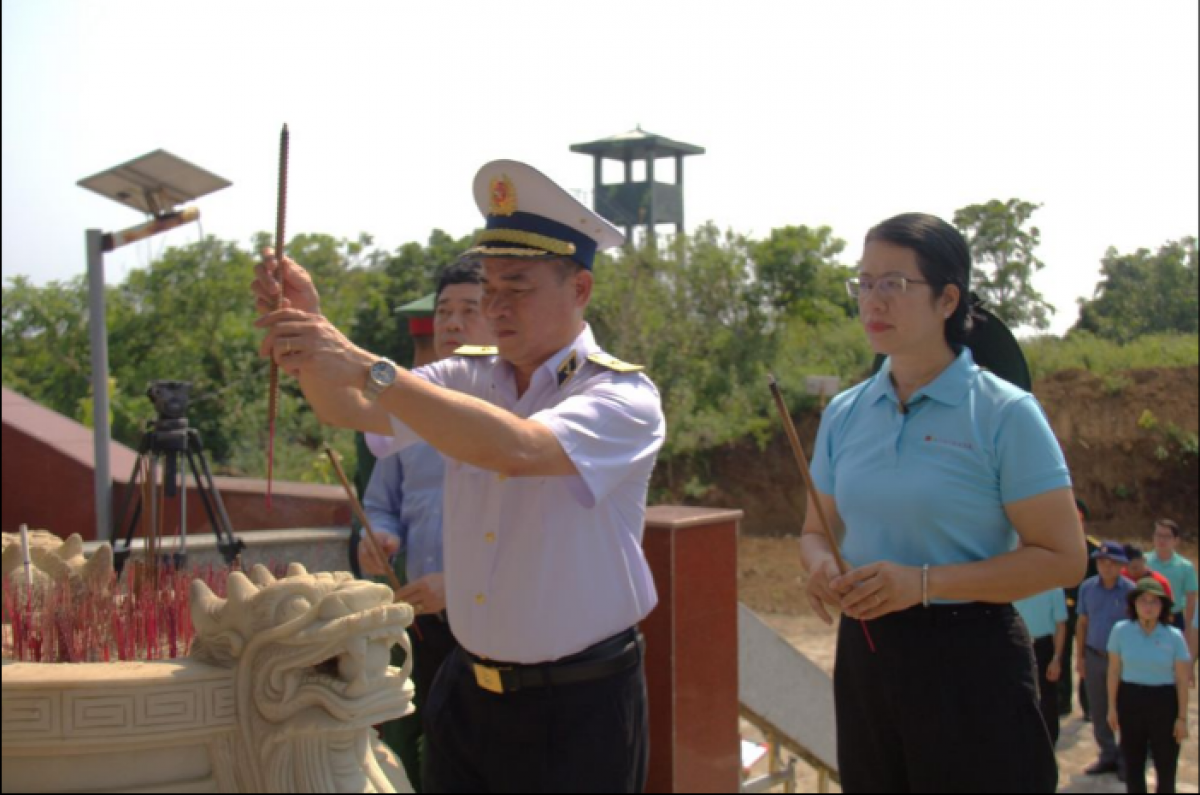 Dâng hương tại Đài tưởng niệm các anh hùng liệt sĩ huyện đảo Cồn Cỏ