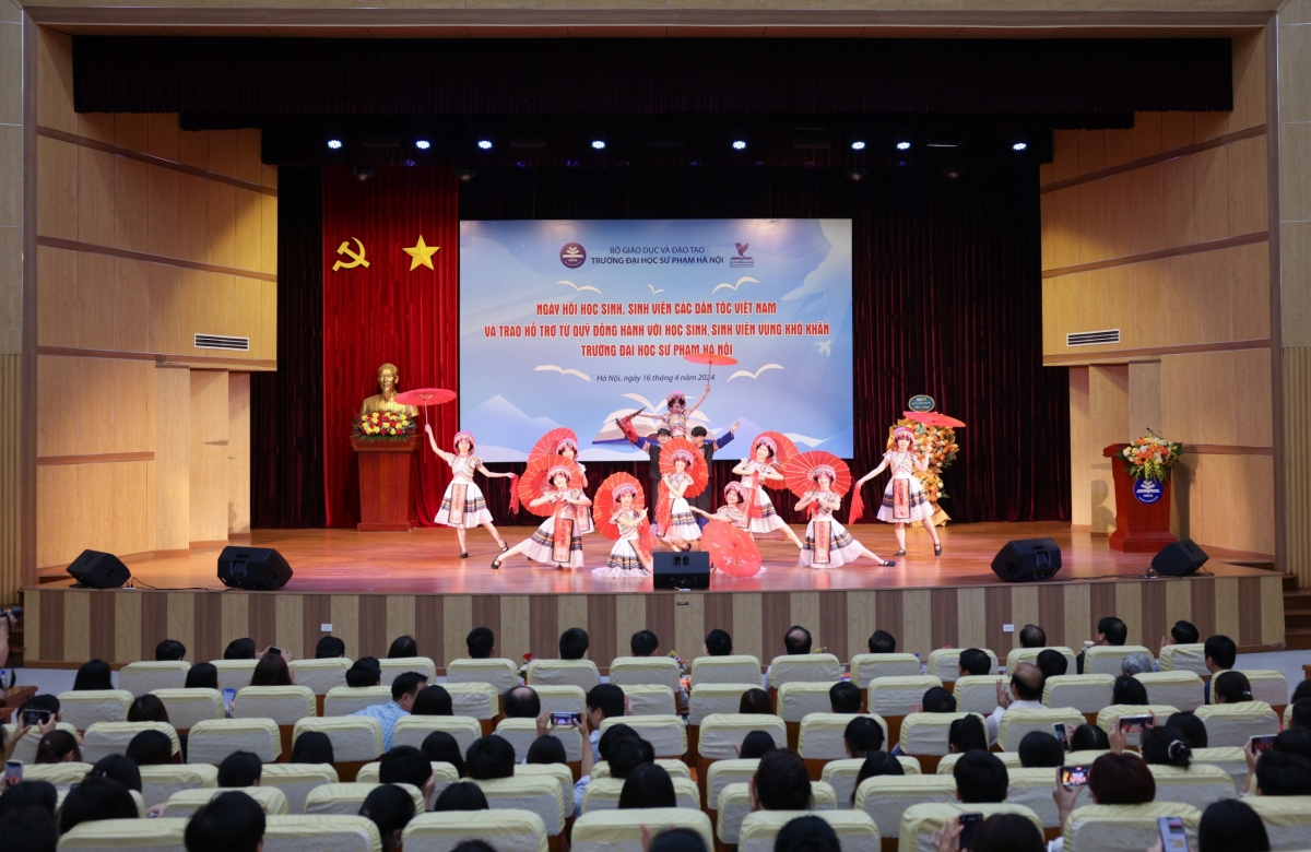 Bản sắc văn hóa các dân tộc được chính sinh viên các khoa trình diễn trong Lễ trao học bổng học sinh, sinh viên vùng khó Trường đại học Sư Phạm Hà Nội.