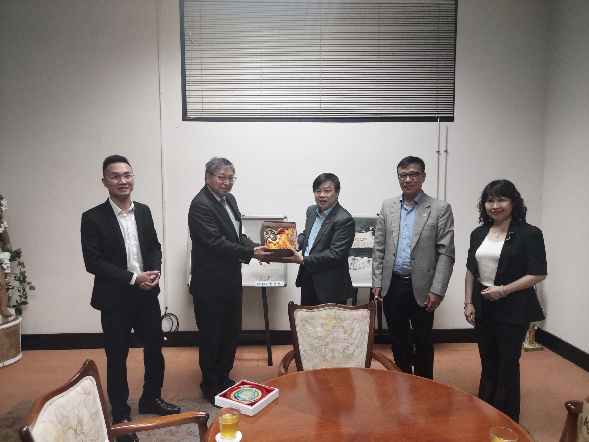 PGS.TS Hà Văn Sự – Phó Hiệu trưởng Trường ĐH Thương Mại (giữa) tặng quà lưu niệm cho đối tác Nhật Bản 