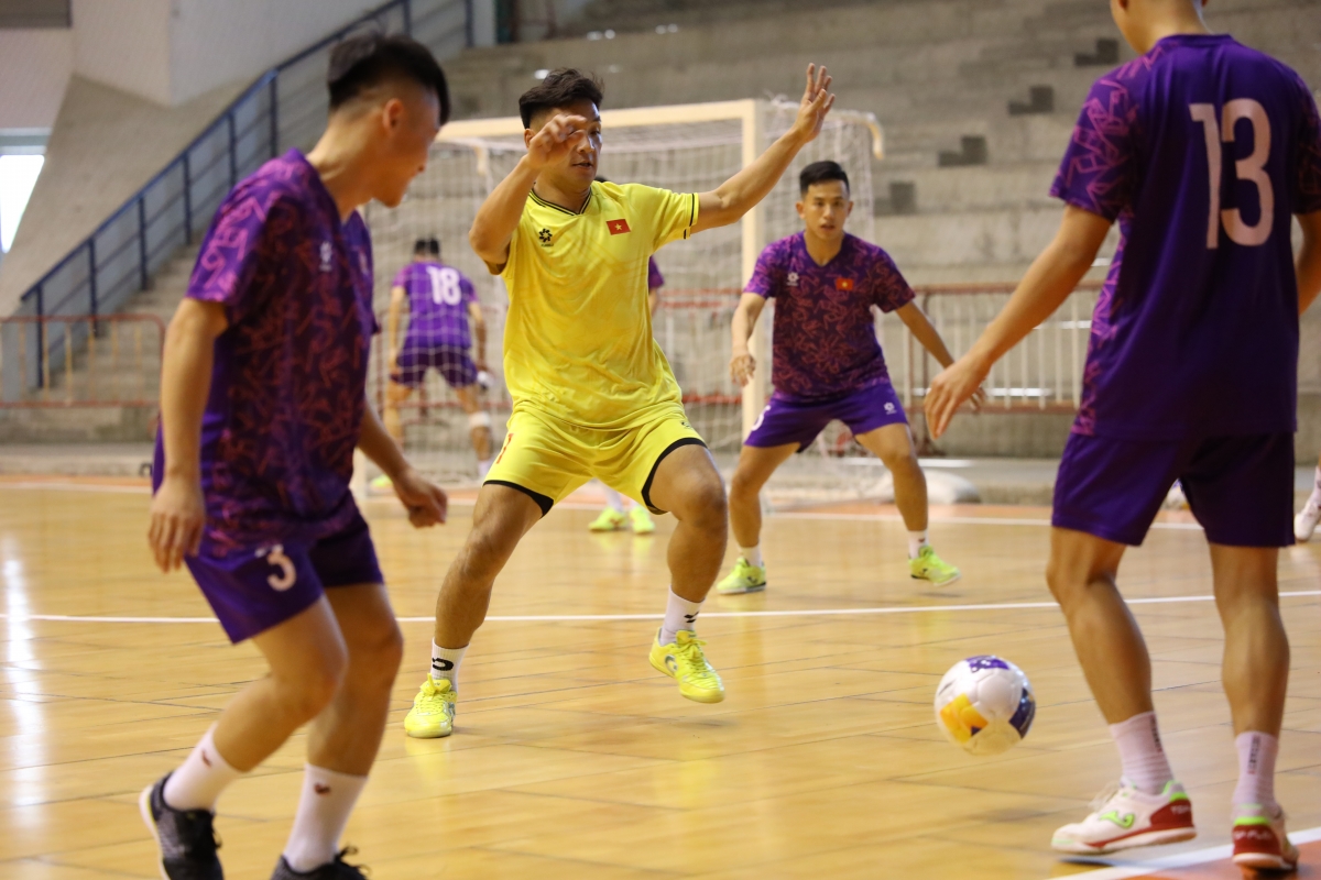 ĐT Futsal có buổi tập đầu tiên tại Thái Lan. Ảnh VFF