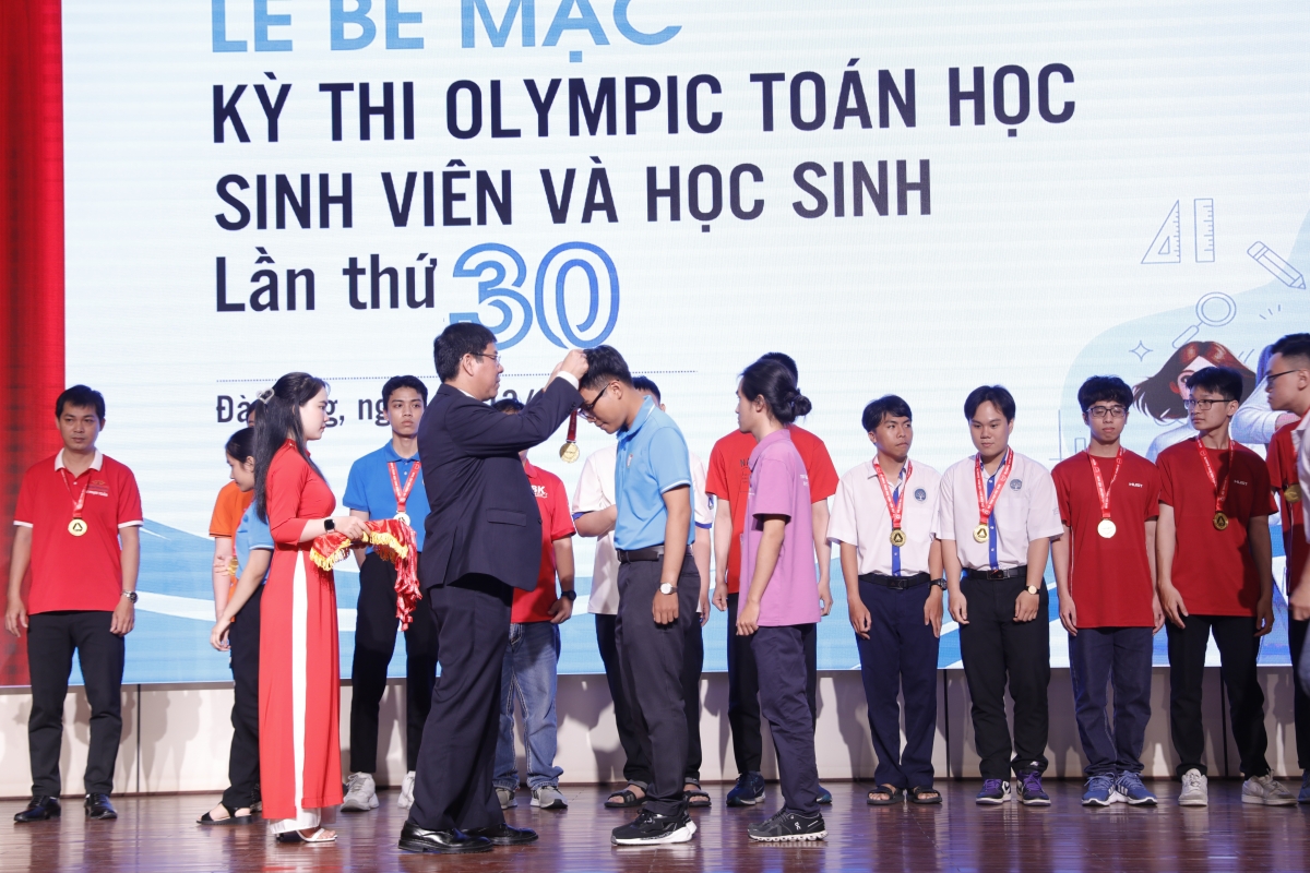 Ban tổ chức trao huy chương cho thí sinh đoạt giải