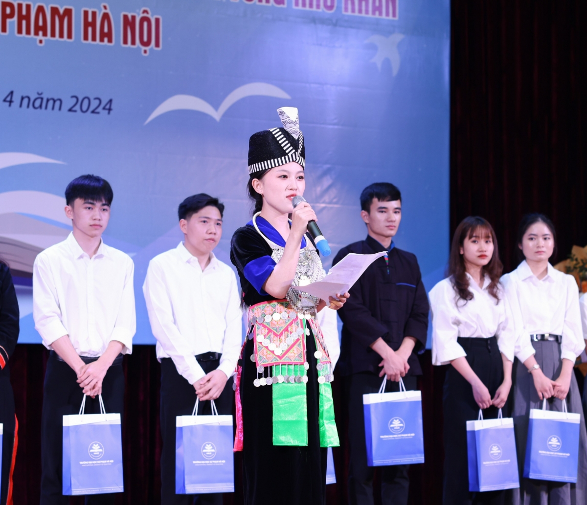 Em Xồng Vi Va, sinh viên người Mông đến từ vùng cao tỉnh Nghệ An chia sẻ về hành trình hòa nhập với cuộc sống, học tập mới khi rời quê về Hà Nội.
