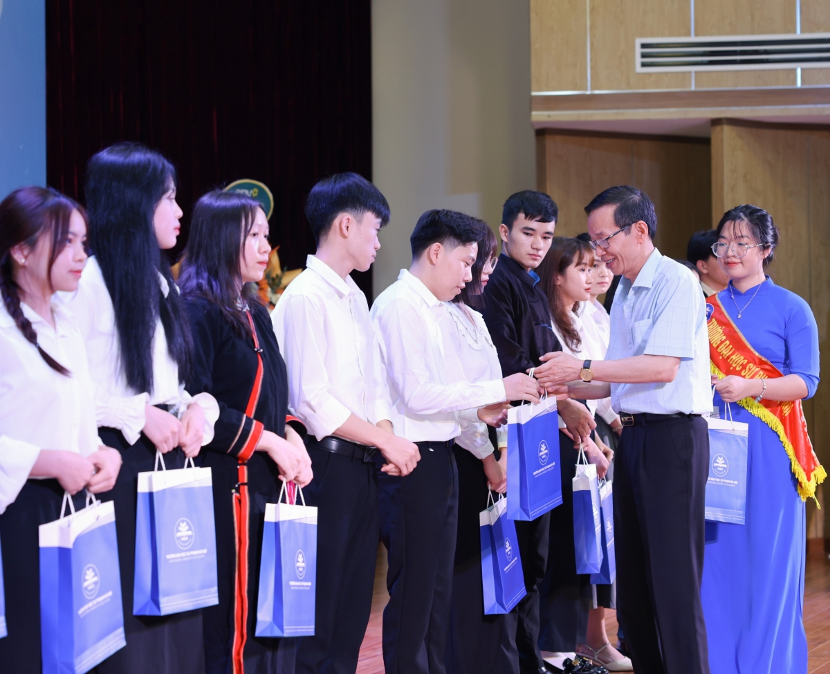 Học bổng được trao cho 16 sinh viên vùng khó khăn thuộc các khoa của trường Đại học Sư phạm Hà Nội.