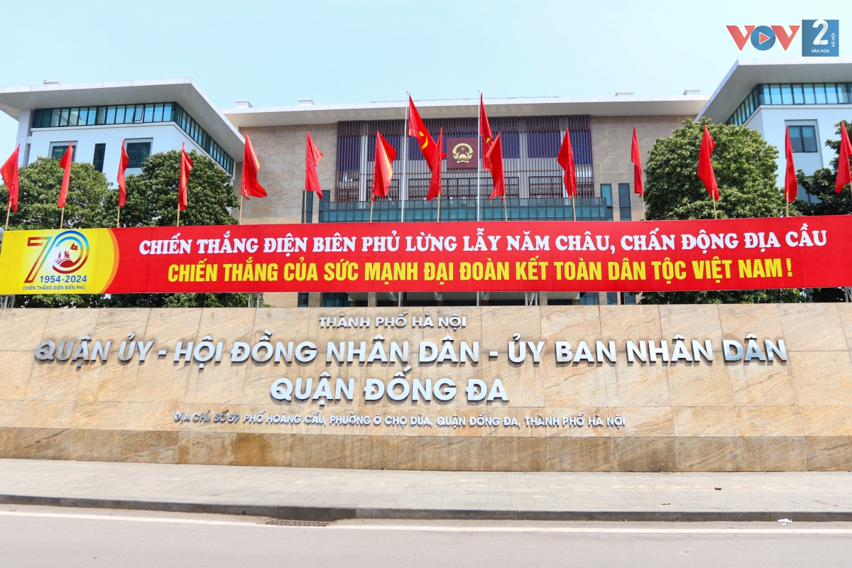 Nhiều trụ sở, cơ quan làm việc được trang hoàng rực rỡ chào mừng 70 năm chiến thắng Điện Biên Phủ.