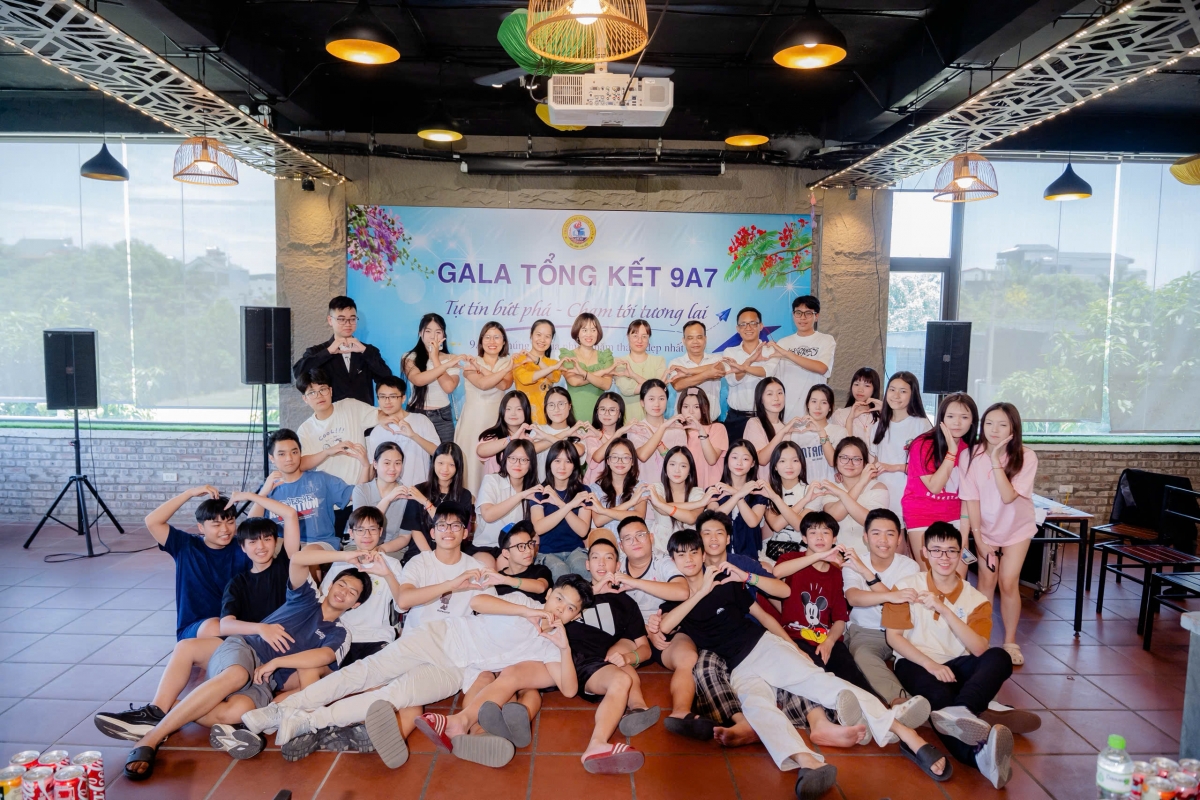 Lớp 9A7 của Quốc Anh được ban phụ huynh tổ chức các hoạt động gặp gỡ trước ngày thi. Ảnh: NVCC