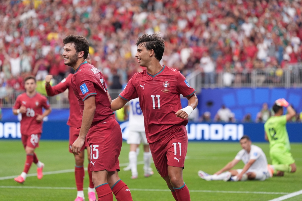 Thủ môn Nematov mắc sai lầm đưa bóng về lưới nhà giúp Bồ Đào Nha nâng tỉ số lến 4-0 (Ảnh: AP)