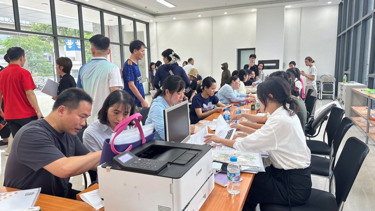 Phụ huynh nộp hồ sơ vào trường THPT Kiến trúc (Ảnh: FBNT)