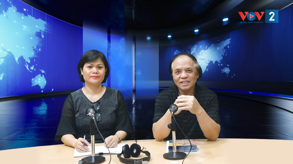 GS.TS Bùi Quang Thanh (phải) chia sẻ về hương ước thời hiện đại tại VOV2