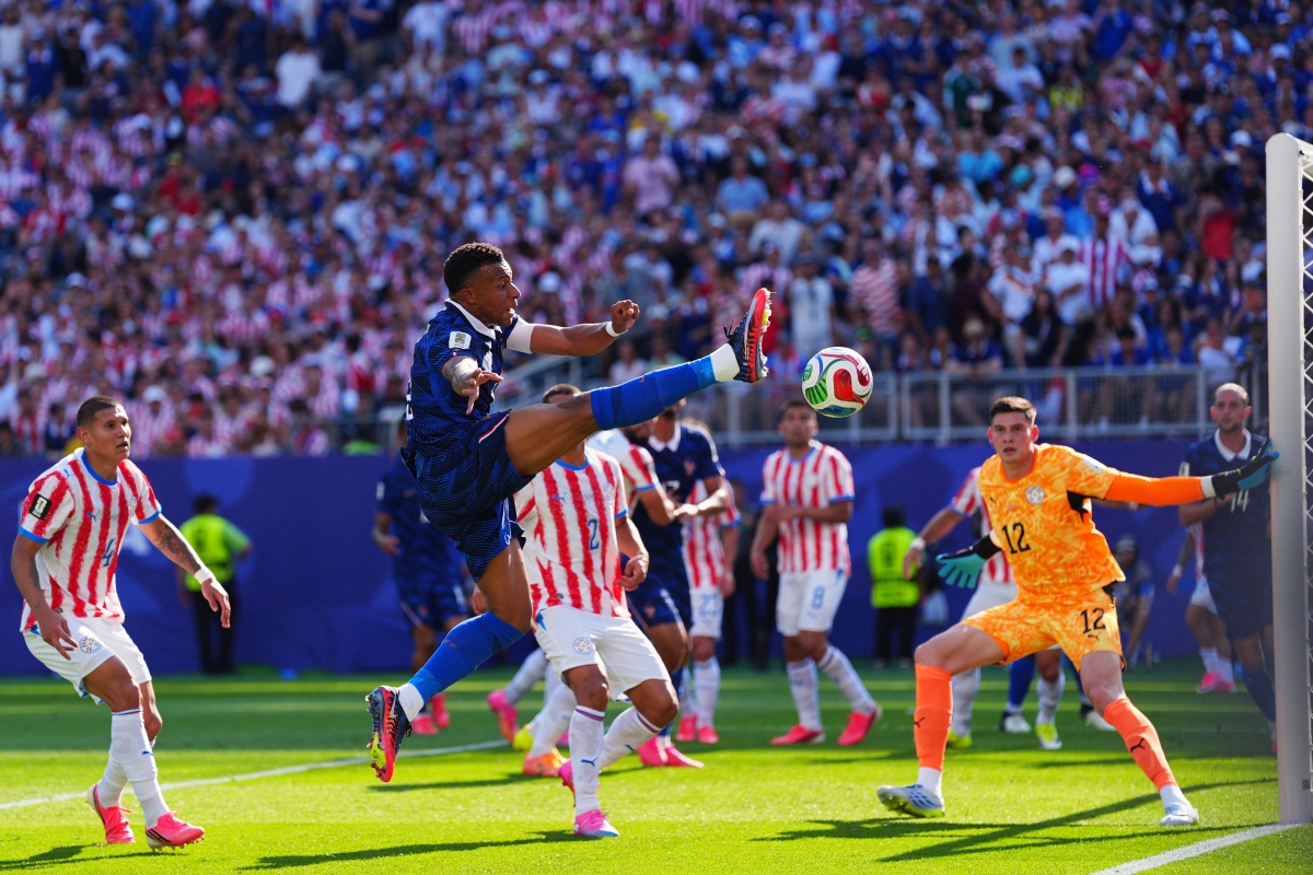 Mbappe tự tin đua Chiếc giày Vàng với Messi (Ảnh: AP)