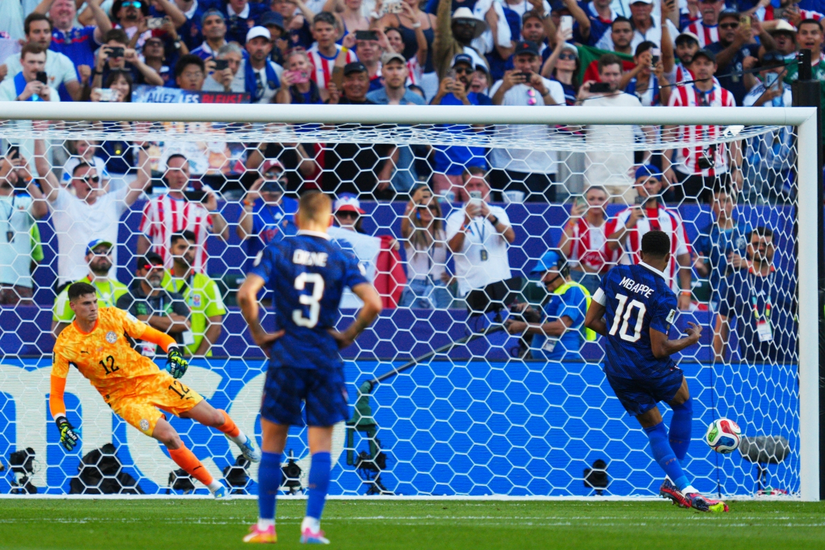 Mbappe chỉ có thể đánh bại thủ môn Gill trên chấm 11m (Ảnh: AP)
