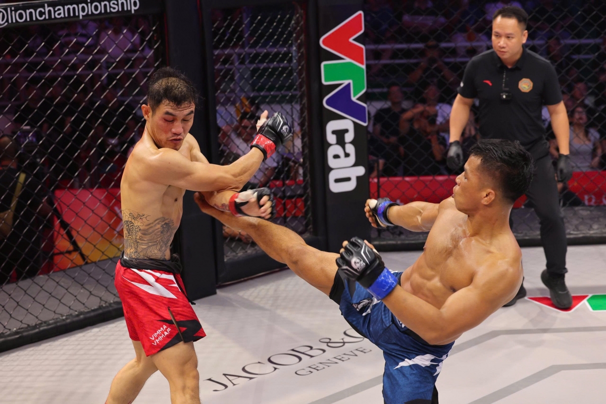 Kpa Thuân (xanh) giành chiến thắng trong lần đầu thi đấu ở thể thức MMA Pro (ảnh: VMMAF)
