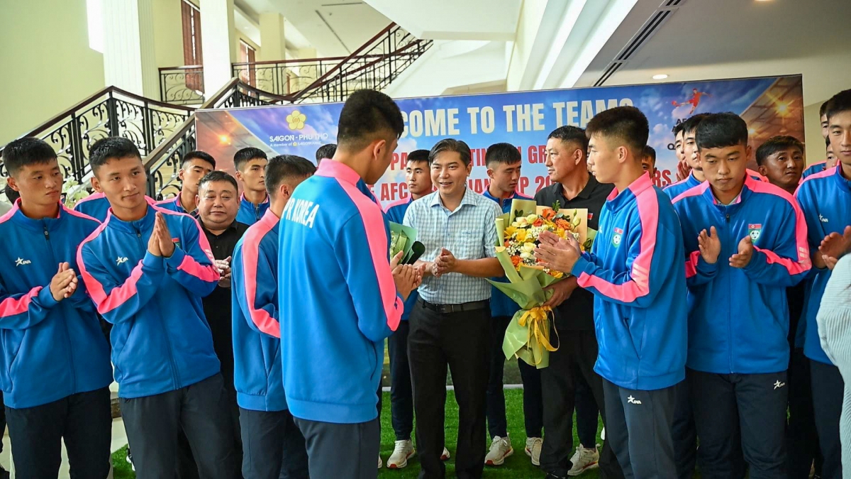 Các cầu thủ U20 CHDCND Triều Tiên được lãnh đạo tỉnh Phú Thọ tiếp đón nồng hậu (Ảnh VFF)