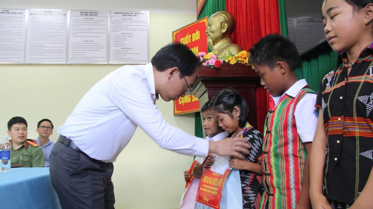 Bộ trưởng Hoàng Minh Sơn tặng quà cho các em học sinh (Ảnh: moet)