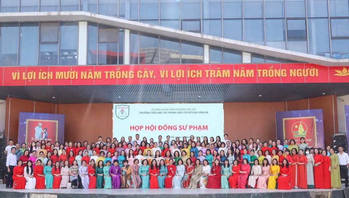 Đội ngũ giáo viên trường TH&amp;THCS Chu Văn An, phường Tây Hồ, Hà Nội sau sáp nhập. Ảnh: NTCC