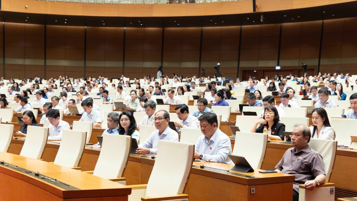 Sáng ngày 12/8, tại Kỳ họp không thường lệ thứ nhất, Quốc hội khóa XVI thảo luận tạ hội trường về chủ trương đầu tư Dự án đường Vành đai 5 - Vùng Thủ đô Hà Nội. (Ảnh: Quốc hội)