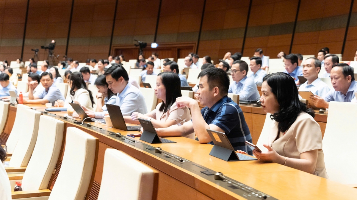 Các đại biểu bày tỏ sự đồng tình với nguyên tắc không thu hồi đất khi chưa xác định được nguồn vốn, tránh tình trạng đất bị bỏ hoang, ảnh hưởng đến đời sống người dân. (Ảnh: Quốc hội)