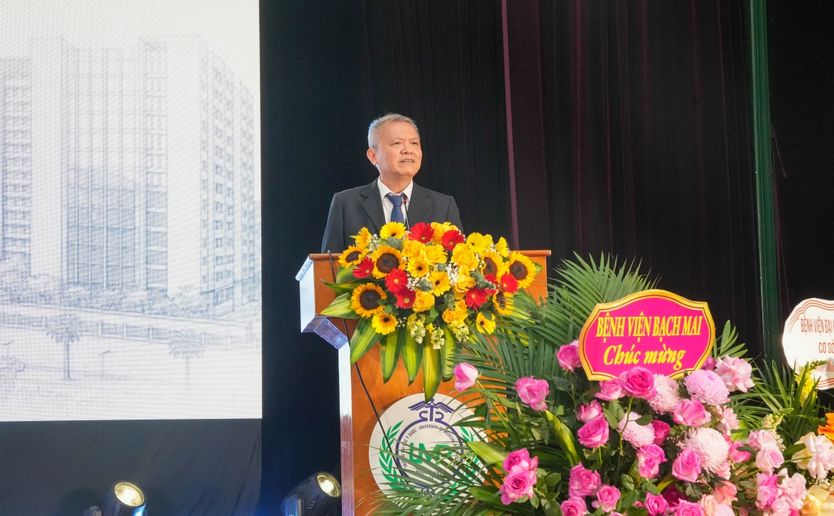 GS.TS.TTND Lê Ngọc Thành, Hiệu trưởng Trường Đại học Y Dược (Đại học Quốc gia Hà Nội) phát biểu tại Lễ tốt nghiệp (Ảnh: Ngọc Linh)