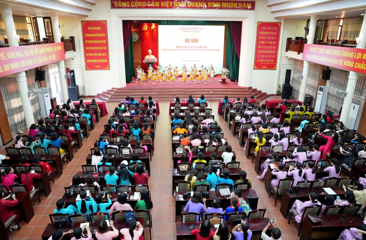 Hội nghị hợp nhất 7 trường tiểu học phường Sơn Tây, Hà Nội thành trường Tiểu học Sơn Tây. Ảnh: NTCC