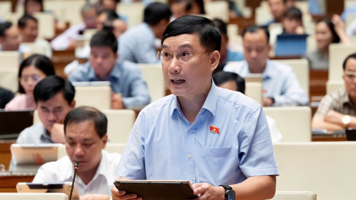 Đại biểu Lê Hoàng Anh (ĐBQH tỉnh Gia Lai) thảo luận về chủ trương đầu tư Dự án đường Vành đai 5 - Vùng Thủ đô Hà Nội ngày 12/8. (Ảnh: Quốc hội)