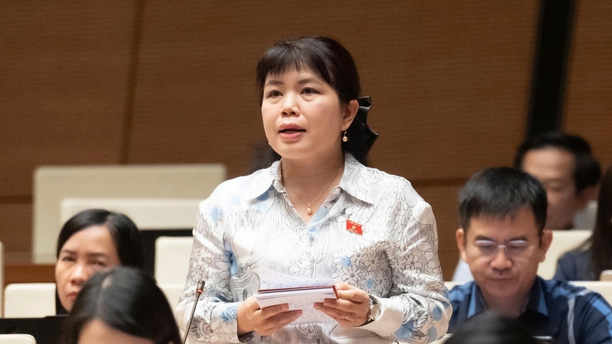Đại biểu Nguyễn Thị Thu Hà (ĐBQH tỉnh Quảng Ninh) thảo luận về chủ trương đầu tư Dự án đường Vành đai 5 - Vùng Thủ đô Hà Nội ngày 12/8. (Ảnh: Quốc hội)