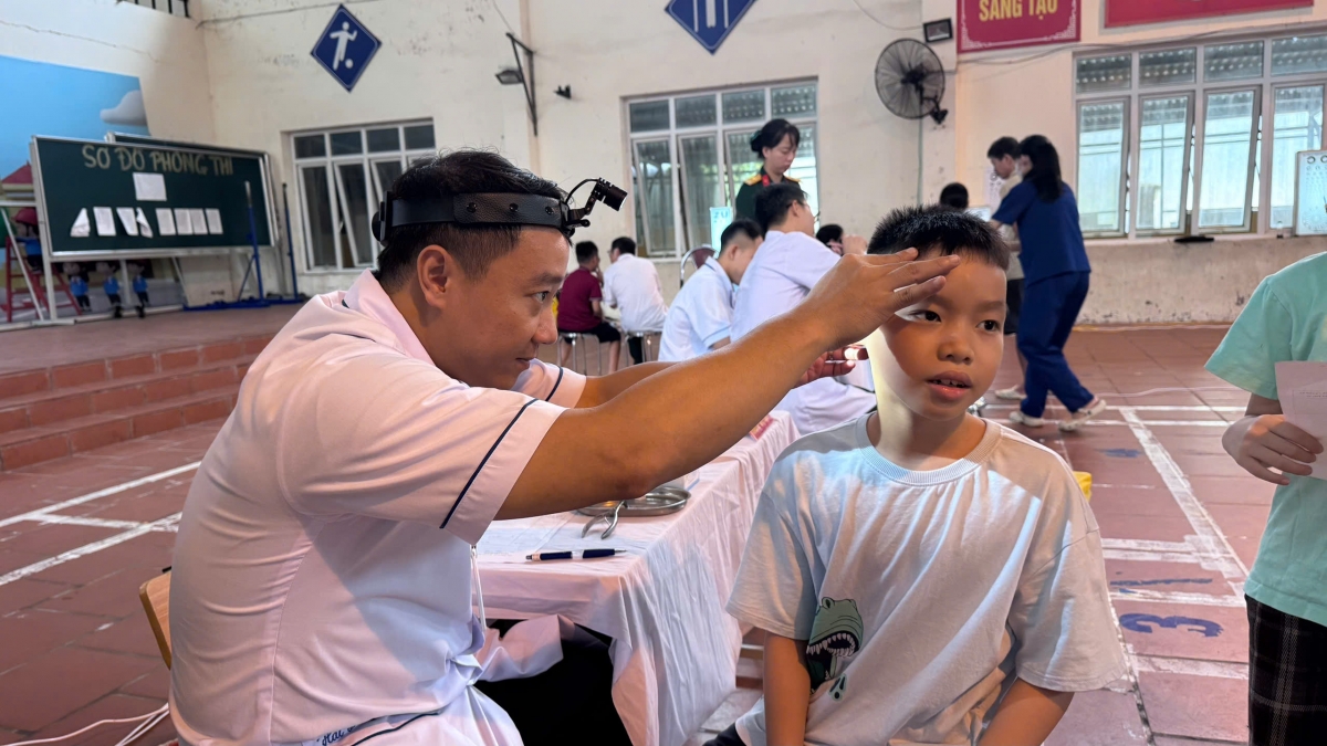 UBND phường Sơn Tây cùng các cơ quan liên quan phối hợp với các nhà trường từ mầm non,TH đến THCS tổ chức khám sức khỏe cho học sinh trước ngày khai giảng. Ảnh: NTCC