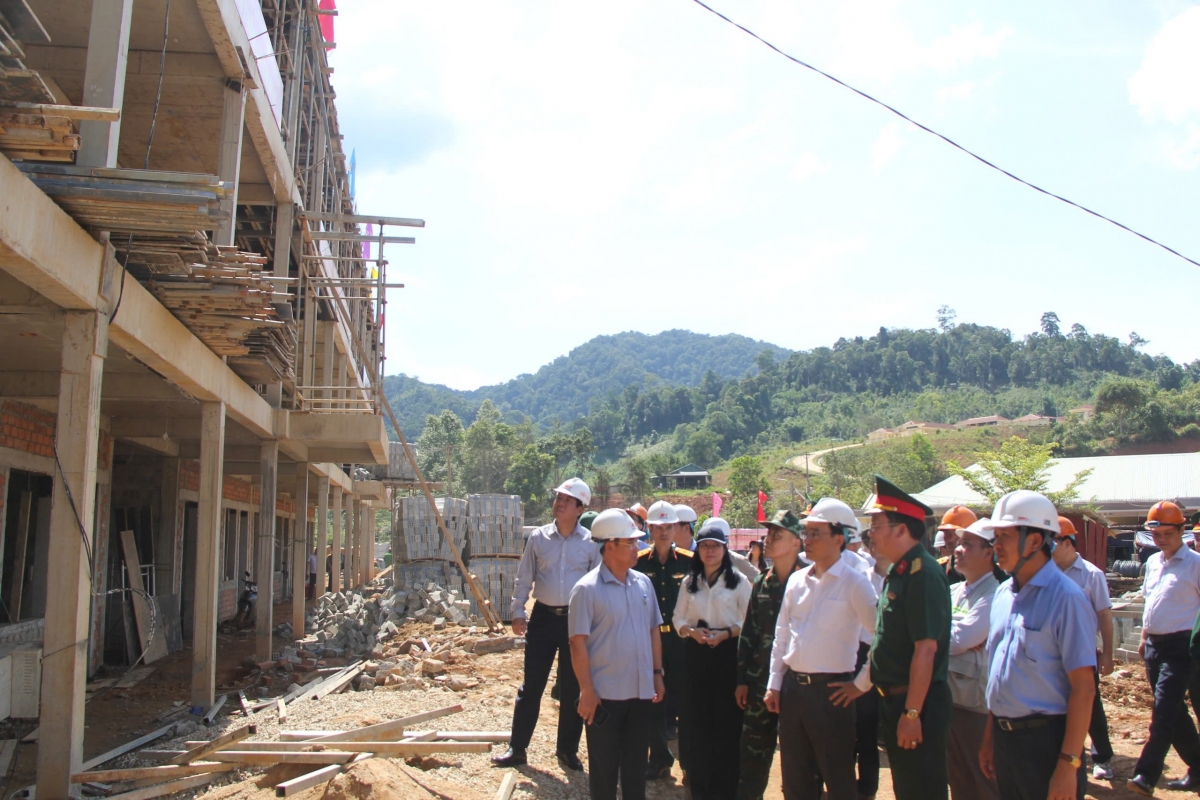 Bộ trưởng Hoàng Minh Sơn thăm công trình Trường phổ thông liên cấp tiểu học - THCS Hùng Sơn, thành phố Đà Nẵng (Ảnh: moet)